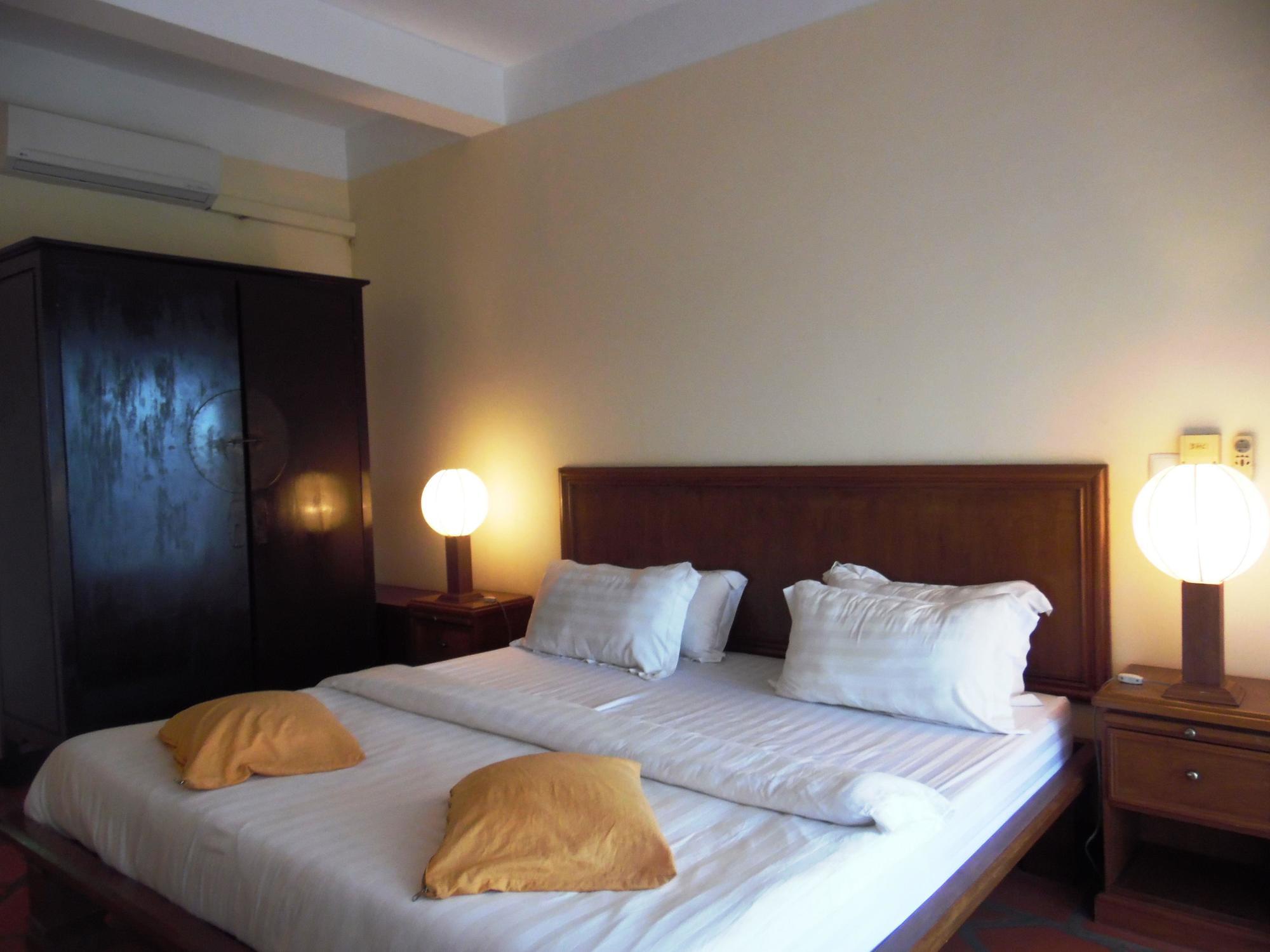 The Harbor Lights Palace Sihanoukville Exterior photo