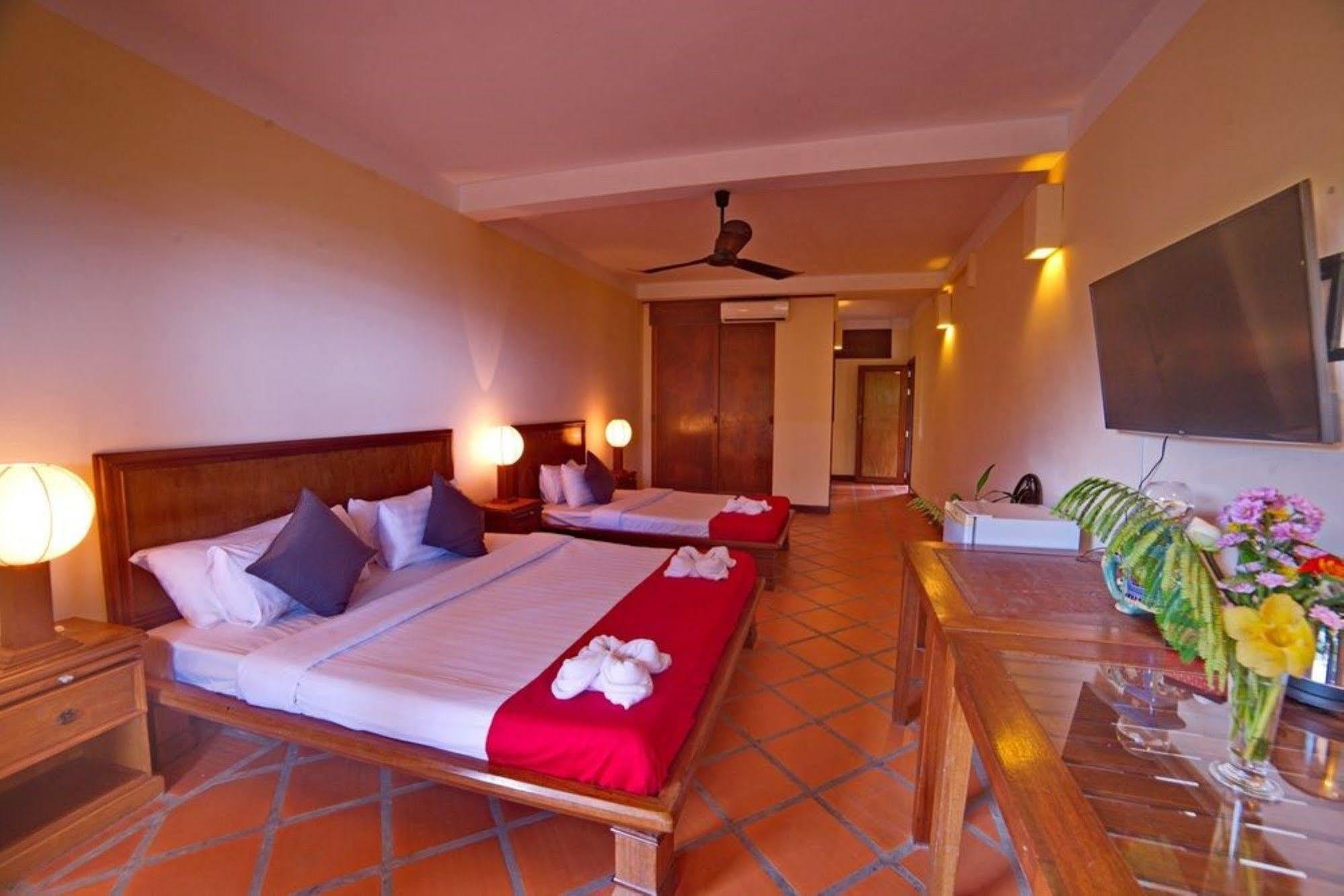 The Harbor Lights Palace Sihanoukville Exterior photo